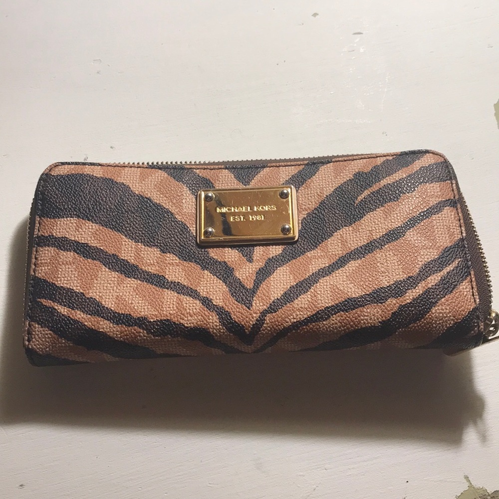 Ladies Michael Kors zip around Wallet